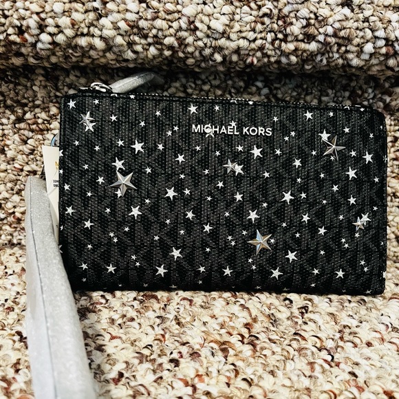Michael Kors wristlet - Picture 1 of 3